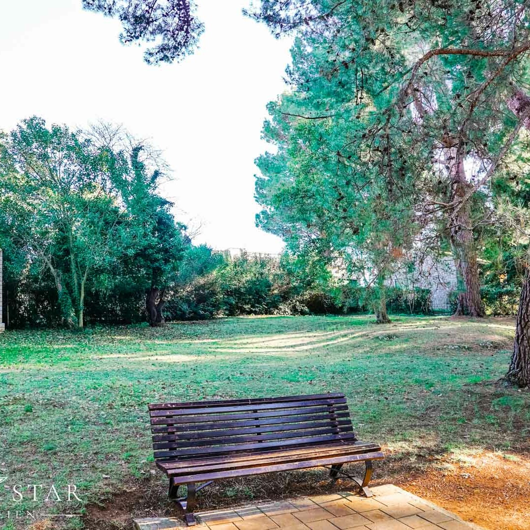 Villa mit Meerblick Porec kaufen Gartenbank Immobilien Kroatien istrien