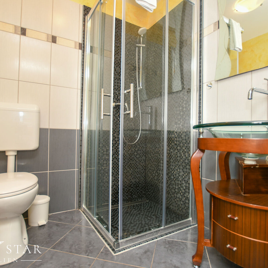 Haus mit Pool und Meerblick im Zentrum von Porec zu verkaufen Badezimmer mit Dusche