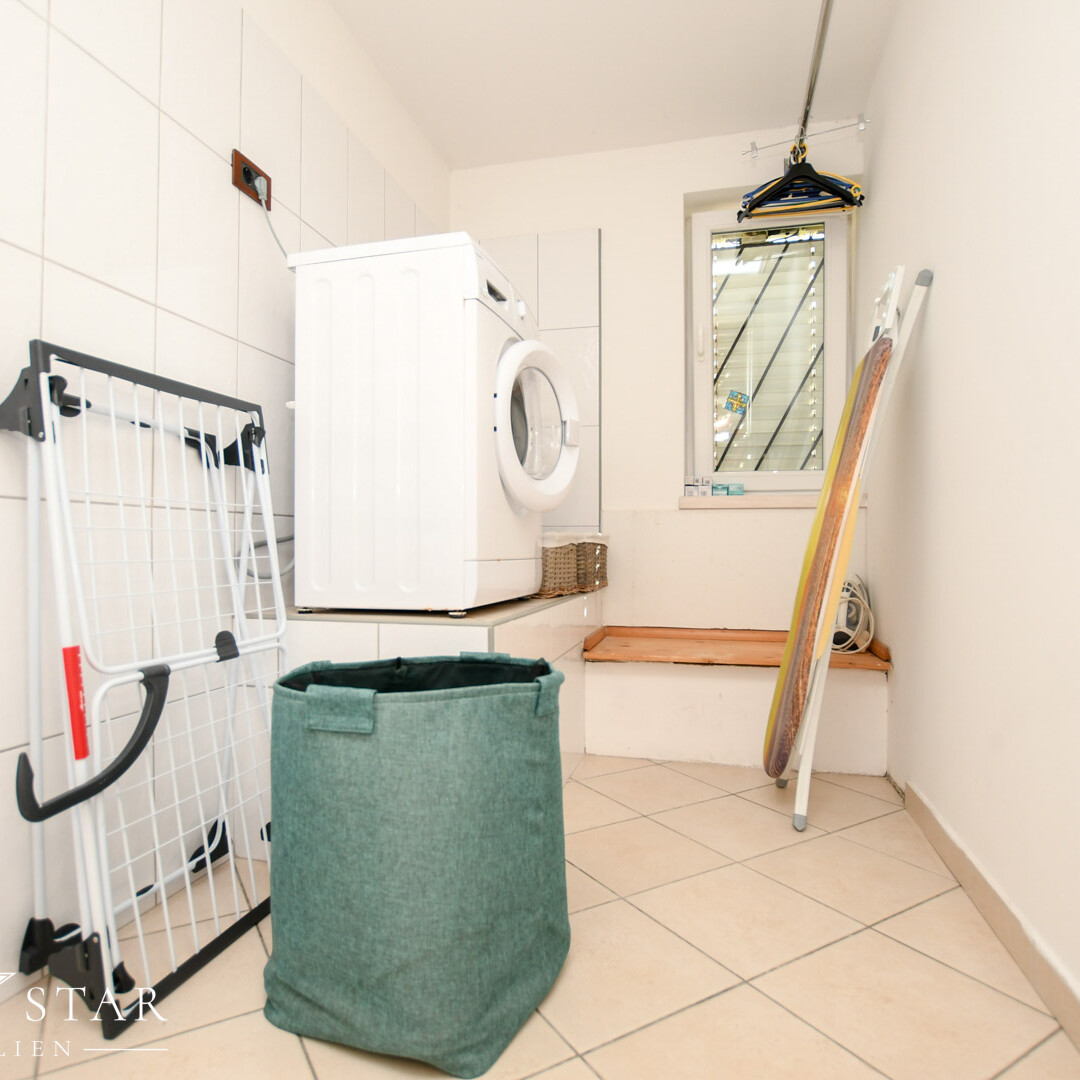 Haus mit Pool und Meerblick im Zentrum von Porec zu verkaufen Wäscheraum