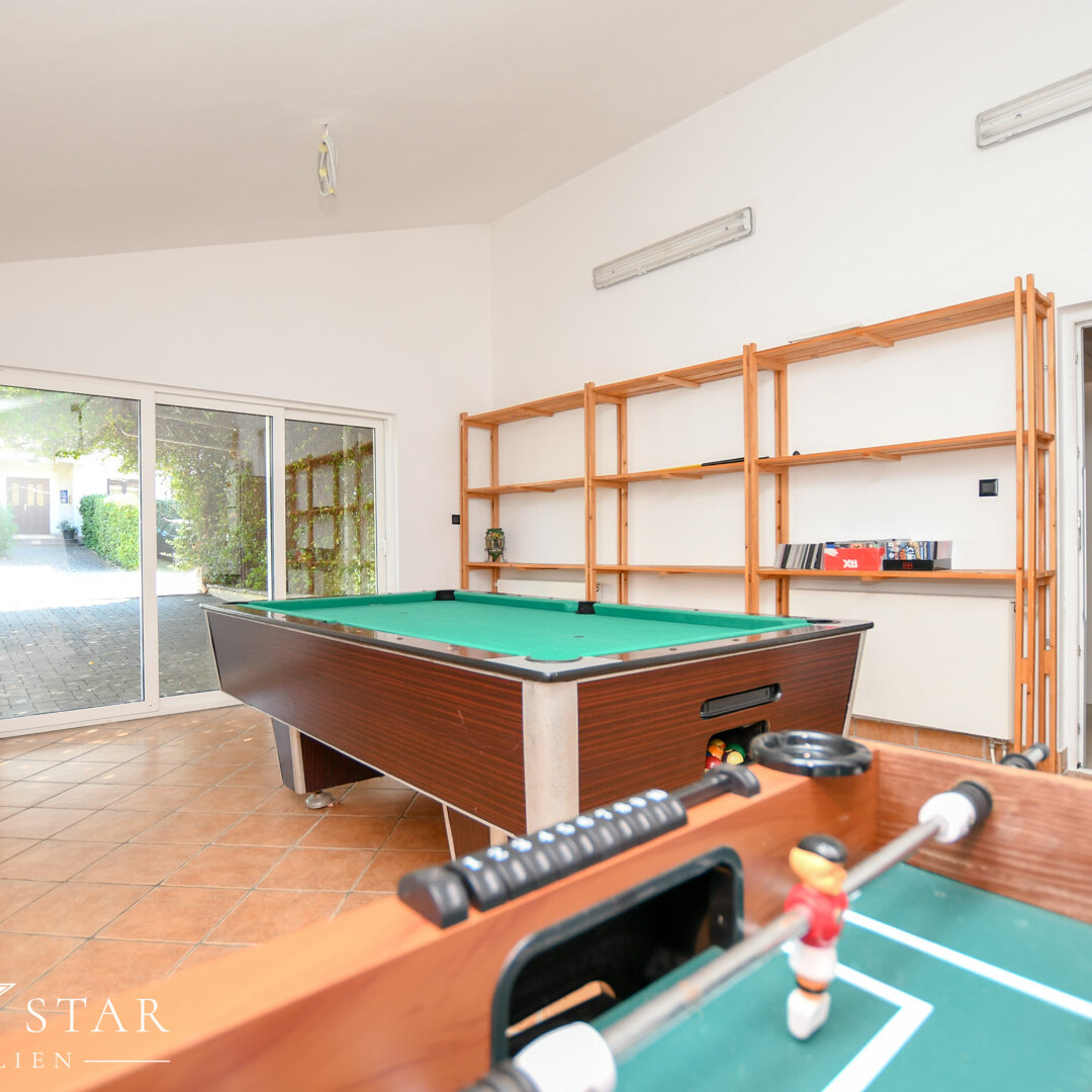 Haus mit Pool und Meerblick im Zentrum von Porec zu verkaufen Hobbyraum Billiard