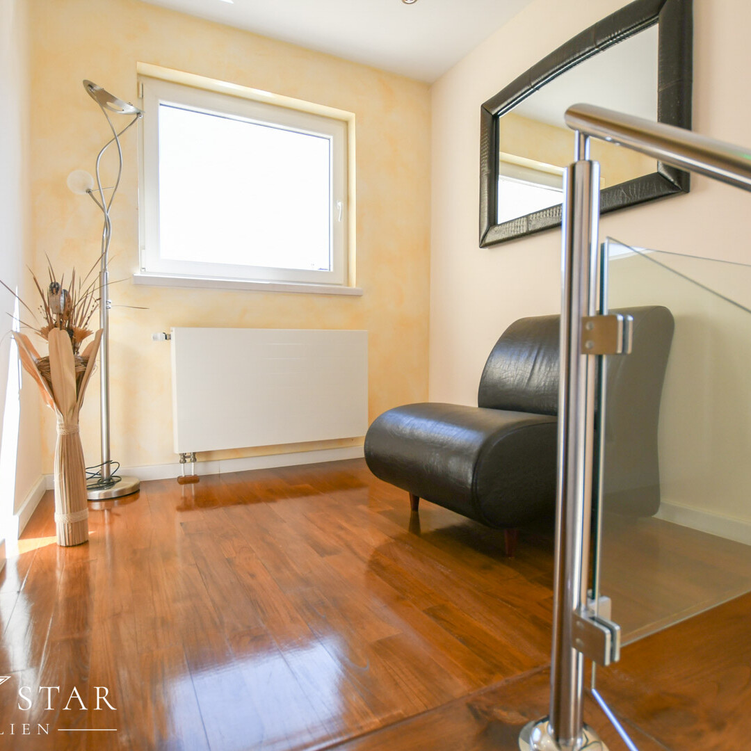 Haus mit Pool und Meerblick im Zentrum von Porec zu verkaufen Treppenhaus Flur