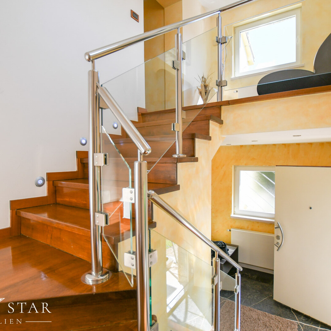 Haus mit Pool und Meerblick im Zentrum von Porec zu verkaufen Treppenhaus