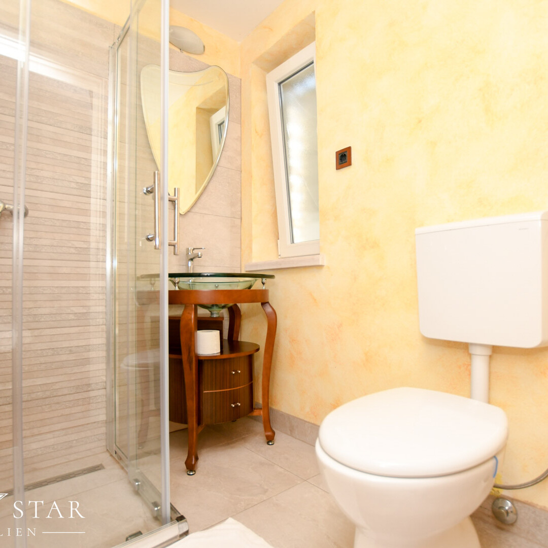 Haus mit Pool und Meerblick im Zentrum von Porec zu verkaufen Bad und Dusche 3