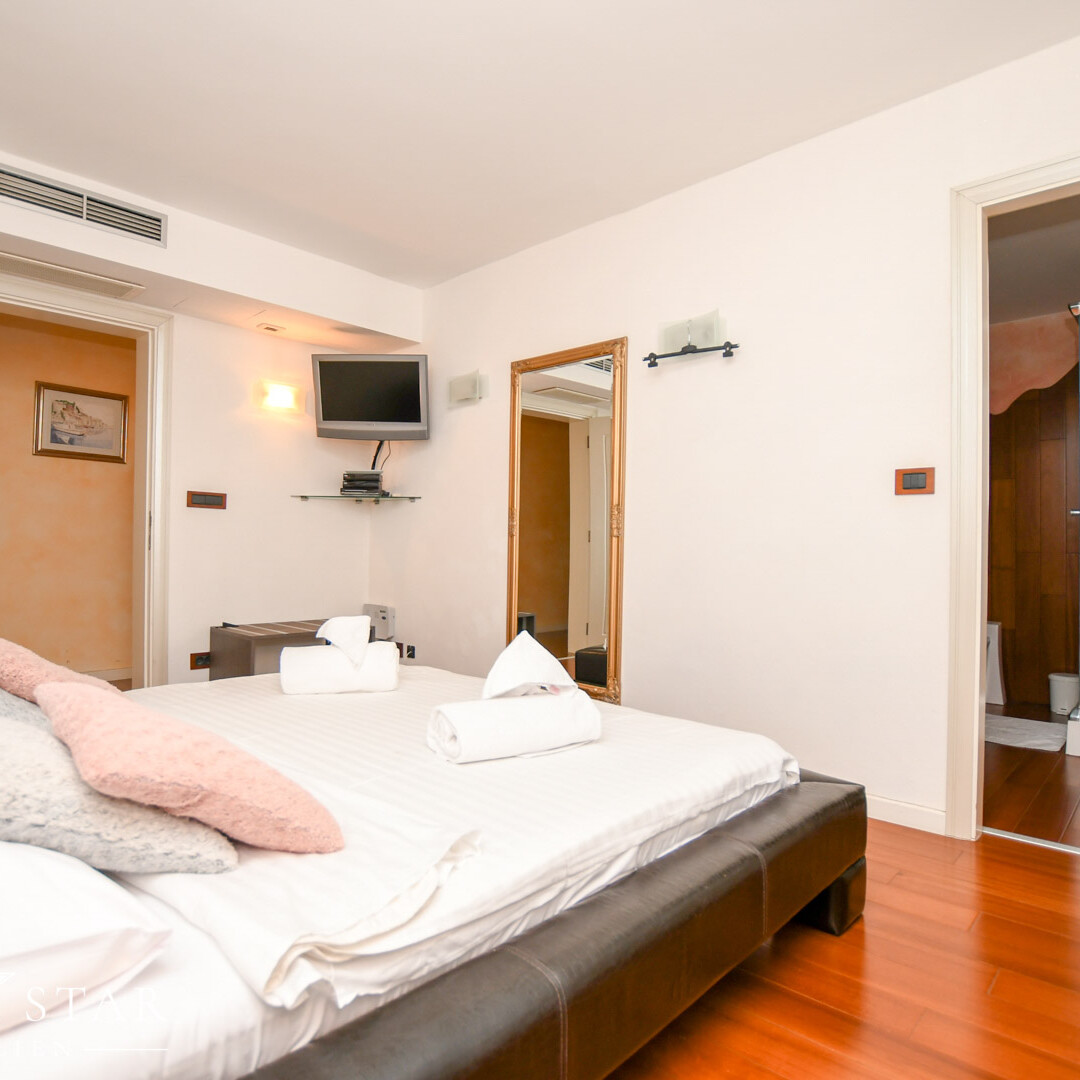 Haus mit Pool und Meerblick im Zentrum von Porec zu verkaufen Schlafzimmer Doppelbett 1