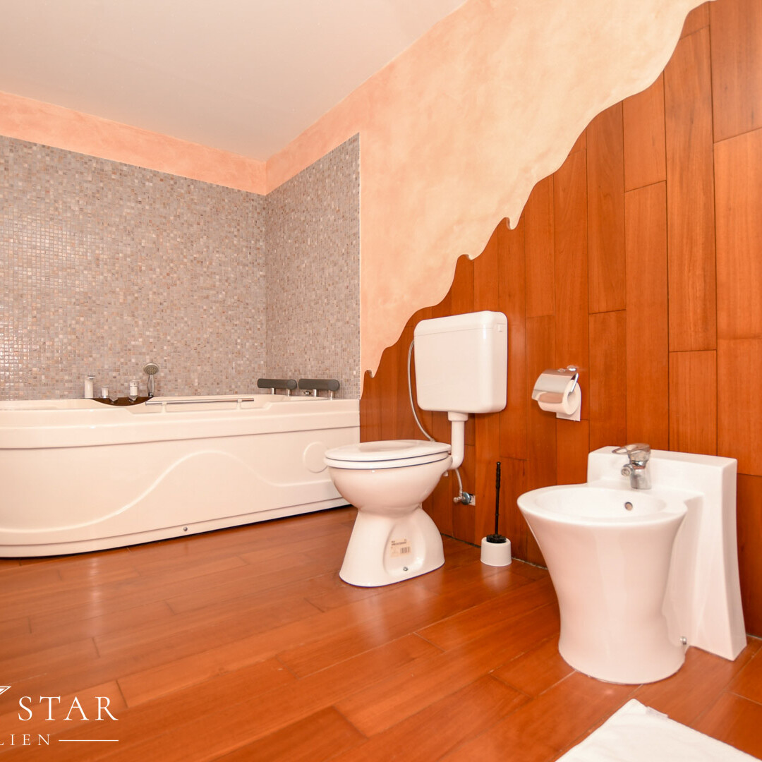 Haus mit Pool und Meerblick im Zentrum von Porec zu verkaufen Bad Holz Badewanne