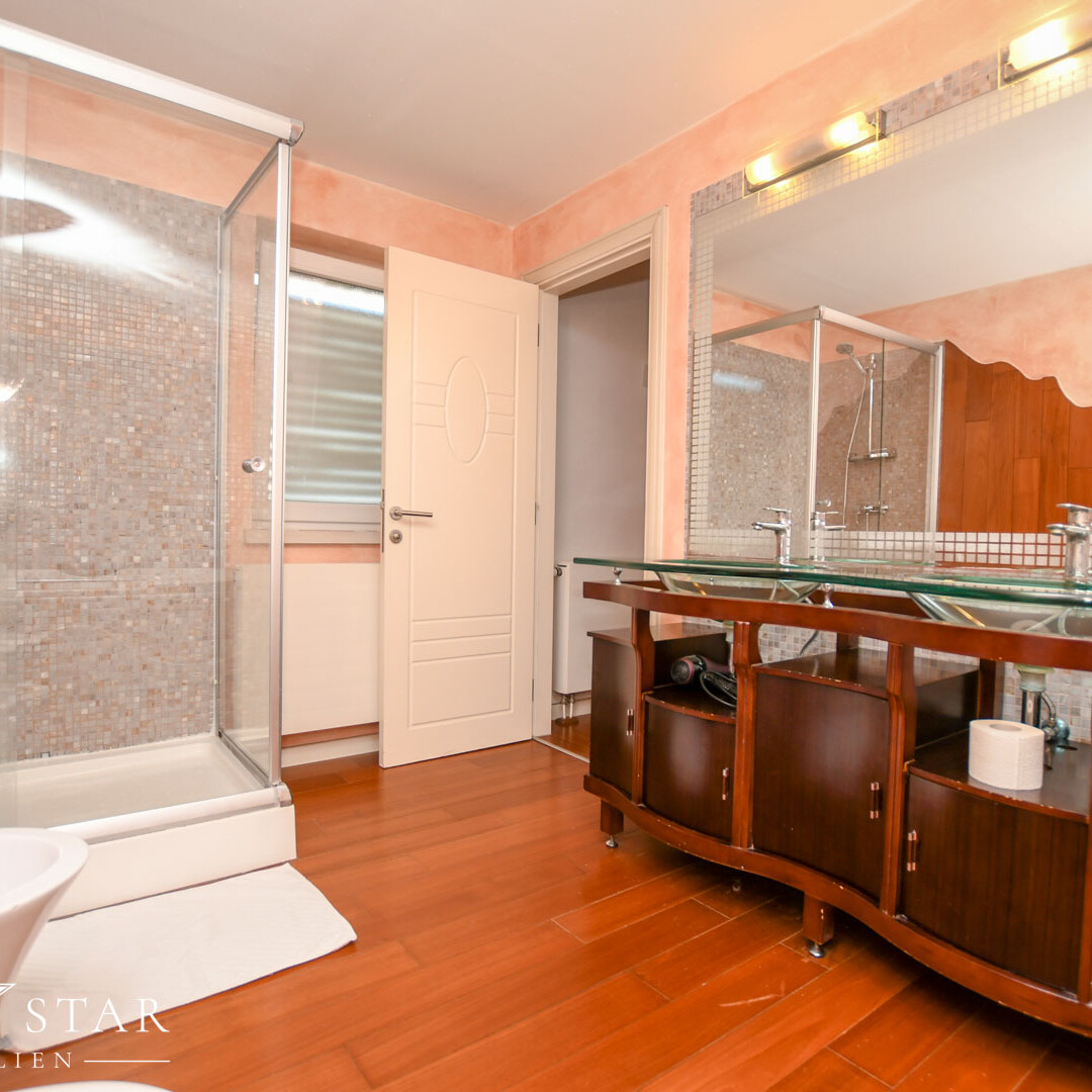 Haus mit Pool und Meerblick im Zentrum von Porec zu verkaufen Bad Holz Badewanne 2