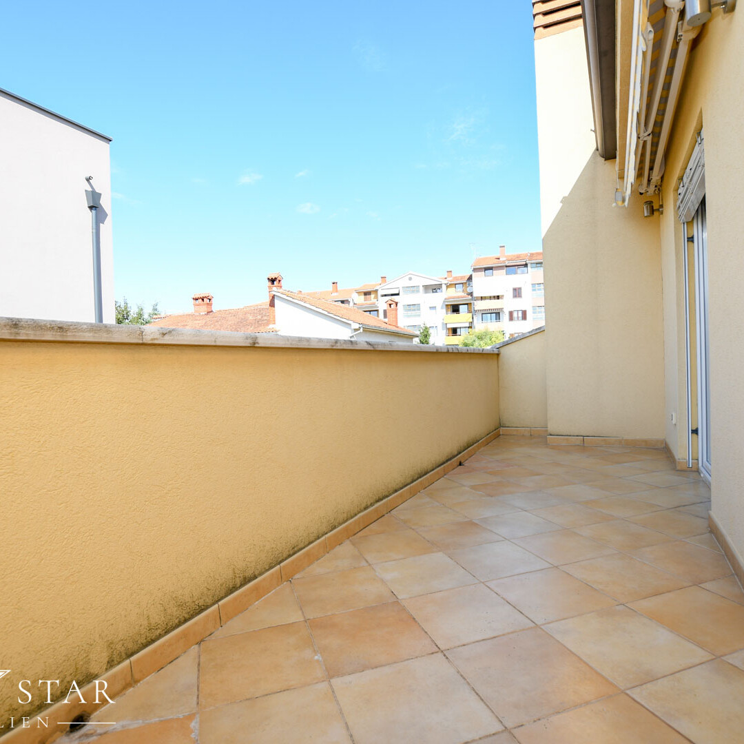 Haus mit Pool und Meerblick im Zentrum von Porec zu verkaufen Balkon OG