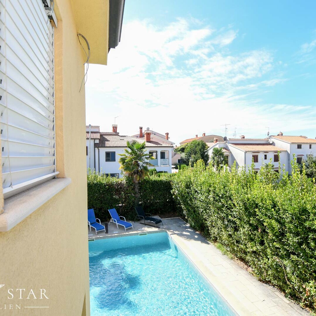 Haus mit Pool und Meerblick im Zentrum von Porec zu verkaufen Blick auf Garten