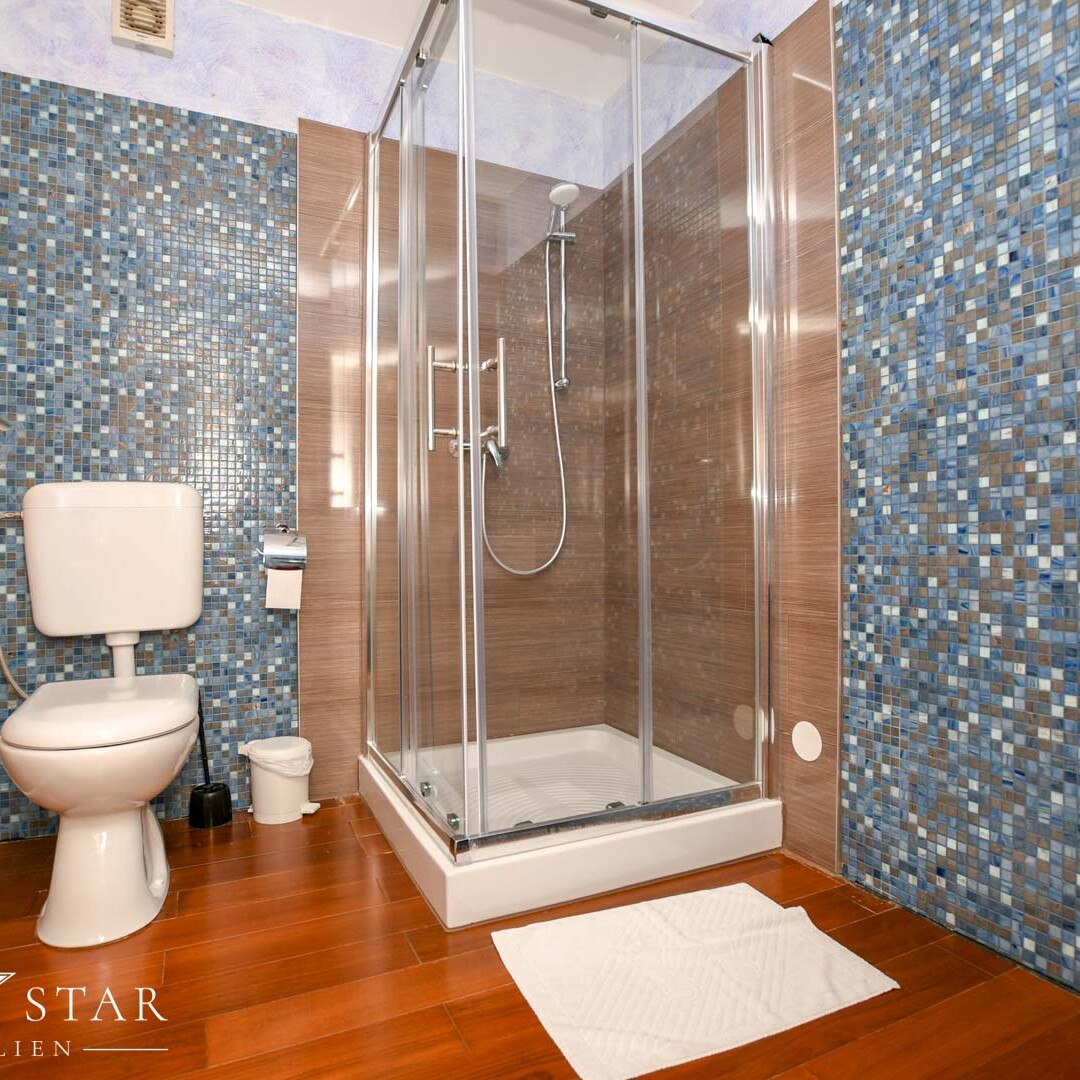 Haus mit Pool und Meerblick im Zentrum von Porec zu verkaufen Bad und Dusche 4