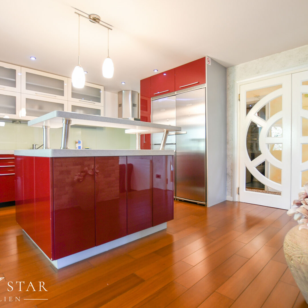 Haus mit Pool und Meerblick im Zentrum von Porec zu verkaufen Eingang und Küche