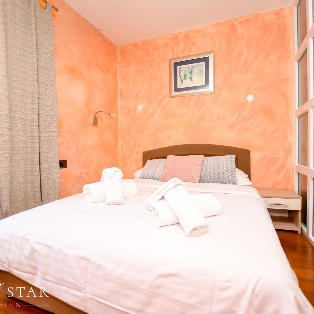 Haus mit Pool und Meerblick im Zentrum von Porec zu verkaufen Schlafzimmer orange