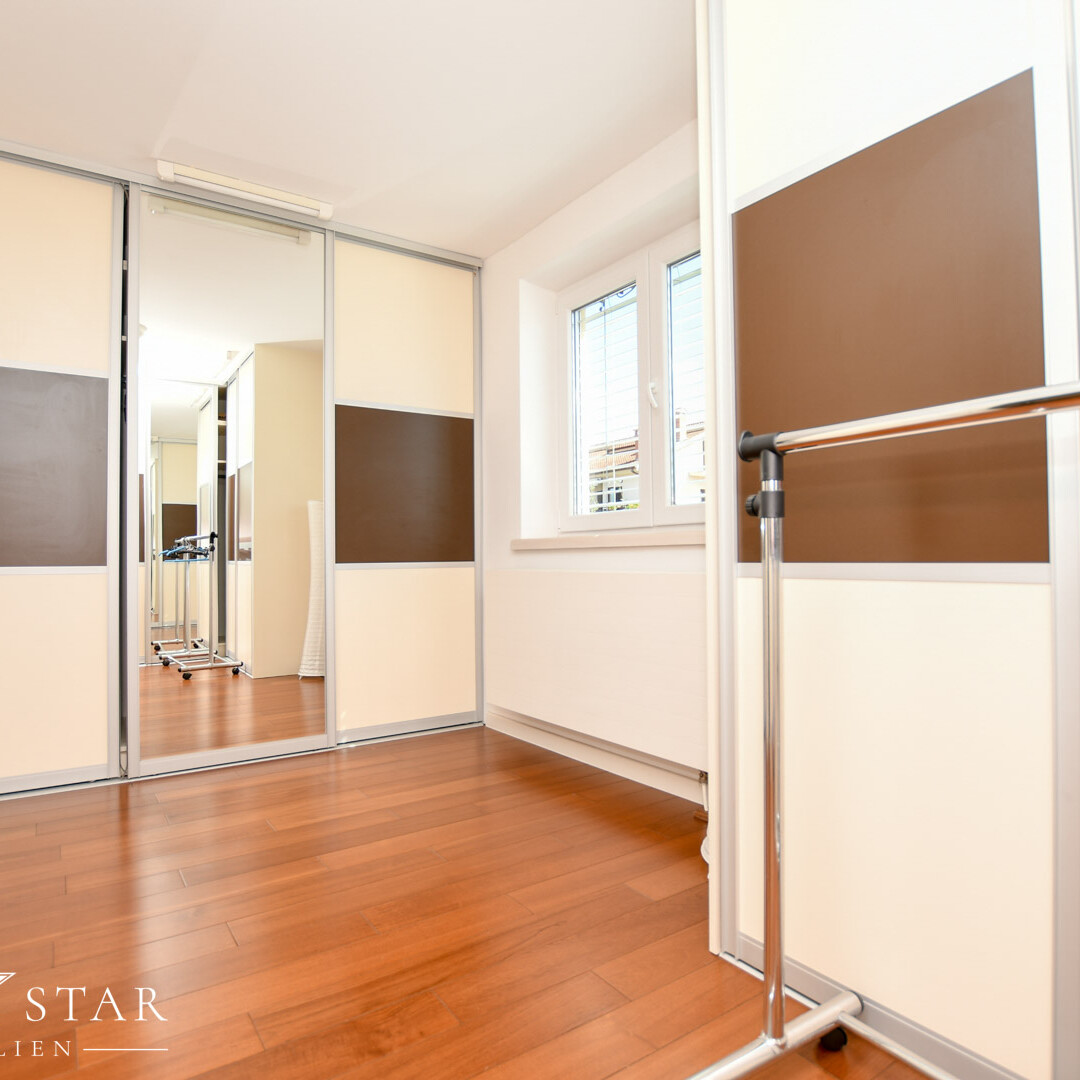 Haus mit Pool und Meerblick im Zentrum von Porec zu verkaufen Schrankwand