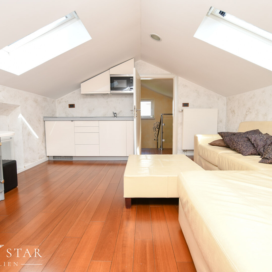 Haus mit Pool und Meerblick im Zentrum von Porec zu verkaufen Sofa Dachgeschoss