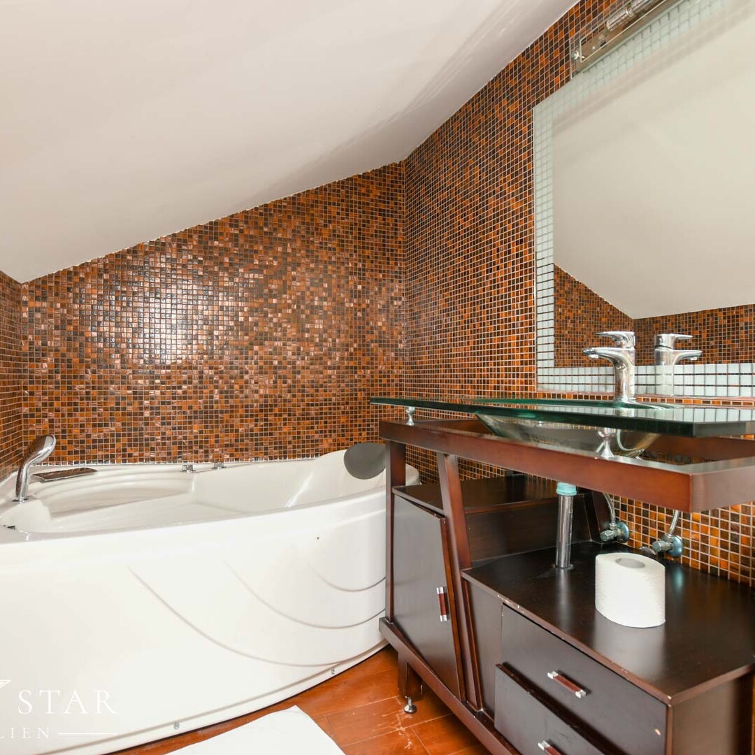 Haus mit Pool und Meerblick im Zentrum von Porec zu verkaufen Jaccuzzi Dachgeschoss