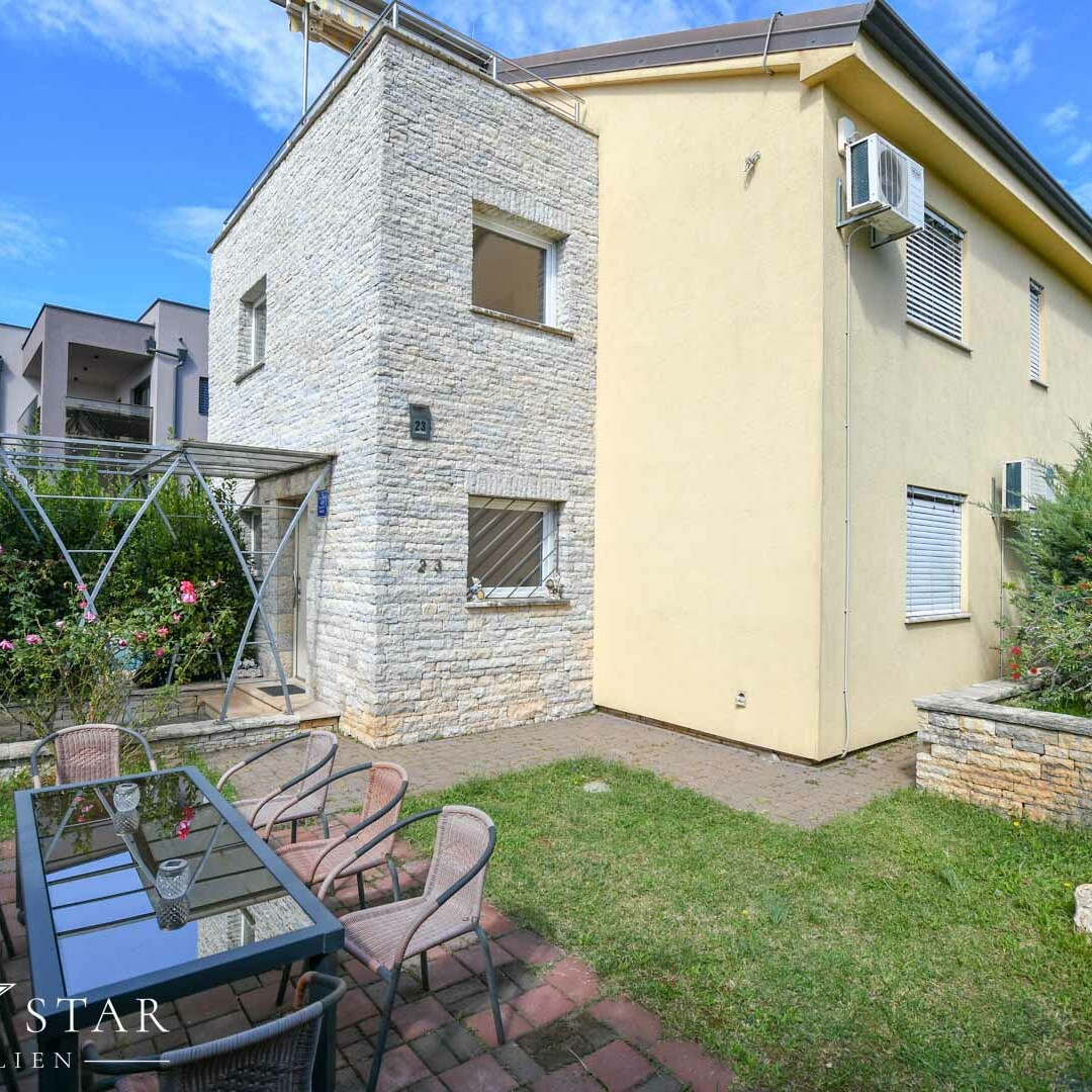 Haus mit Pool und Meerblick im Zentrum von Porec zu verkaufen Garten Ansicht
