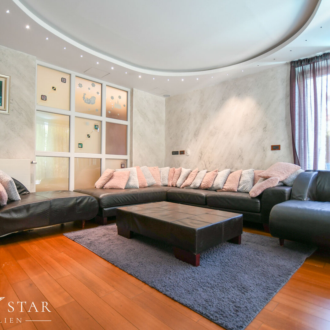 Haus mit Pool und Meerblick im Zentrum von Porec zu verkaufen Wohnzimmer weit