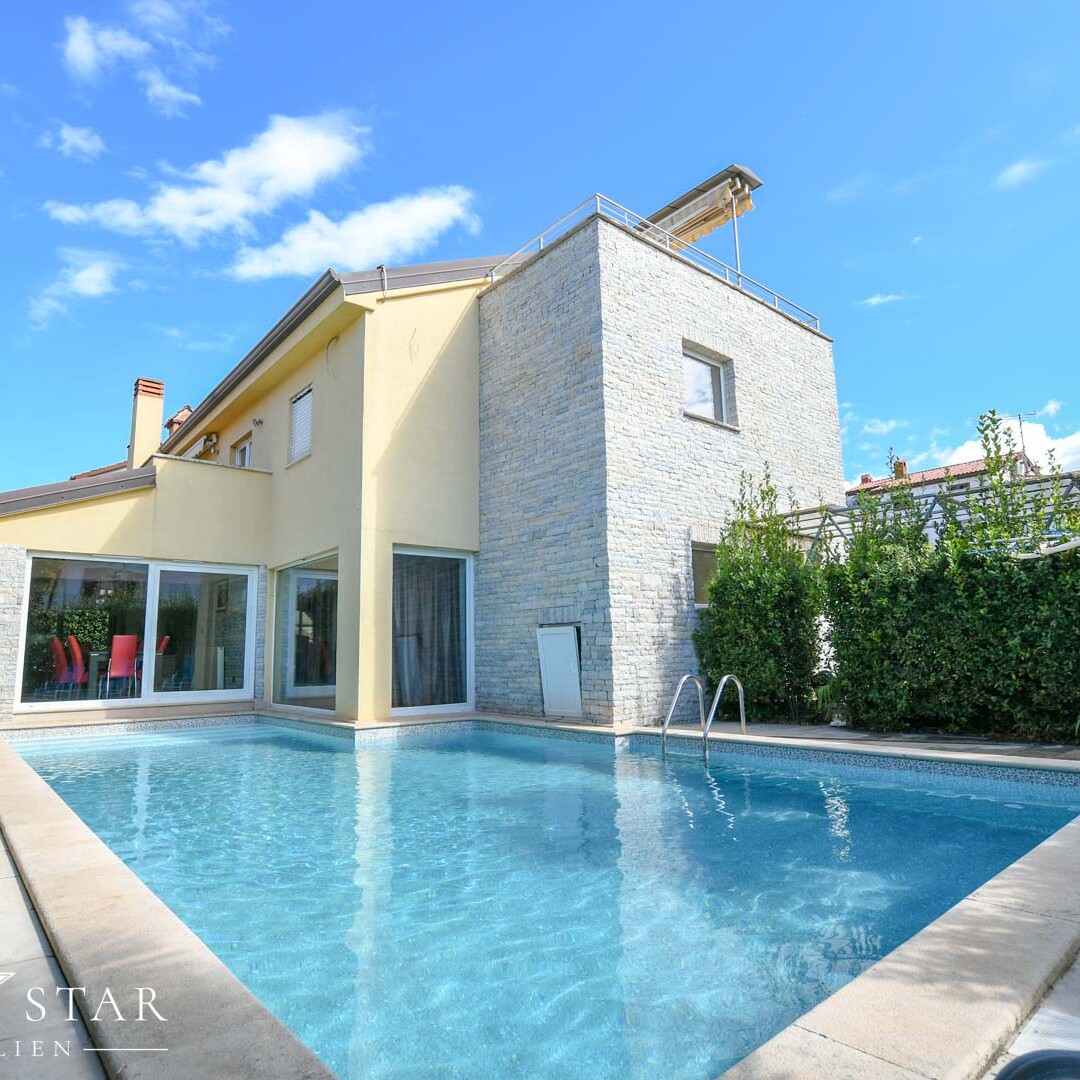 Haus mit Pool und Meerblick im Zentrum von Porec zu verkaufen-Poolseite