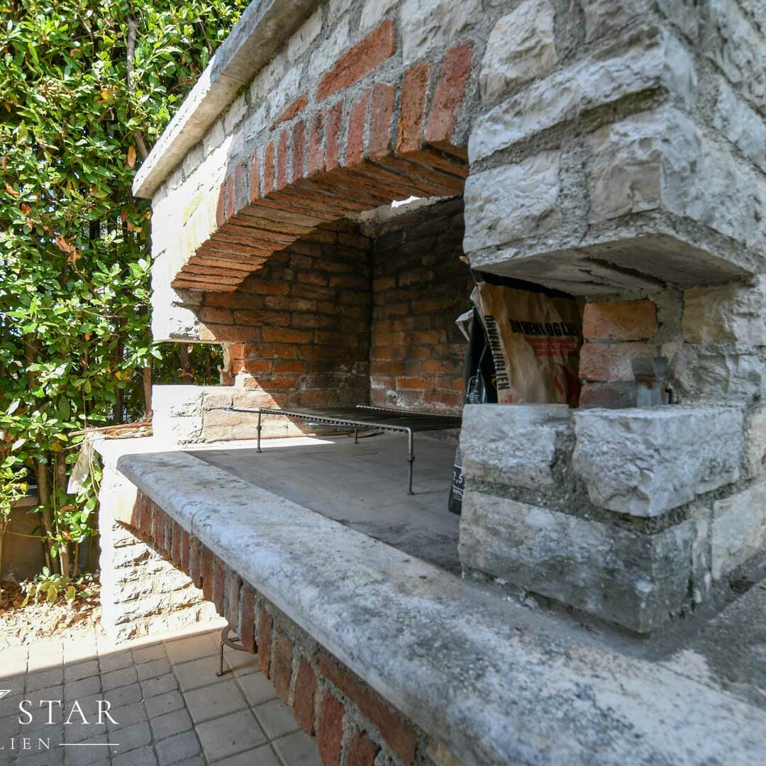 Haus mit Pool und Meerblick im Zentrum von Porec zu verkaufen-Grill