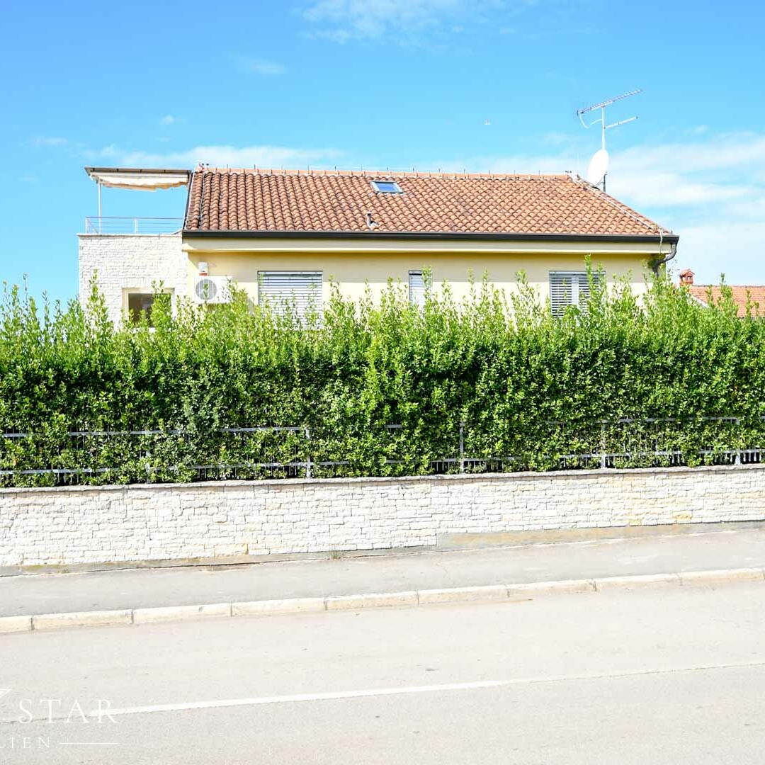 Haus mit Pool und Meerblick im Zentrum von Porec zu verkaufen Hecke von Strasse