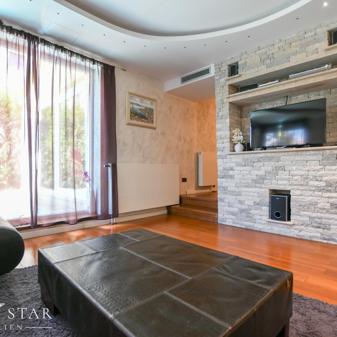 Haus mit Pool und Meerblick im Zentrum von Porec zu verkaufen Wohnzimmer TV