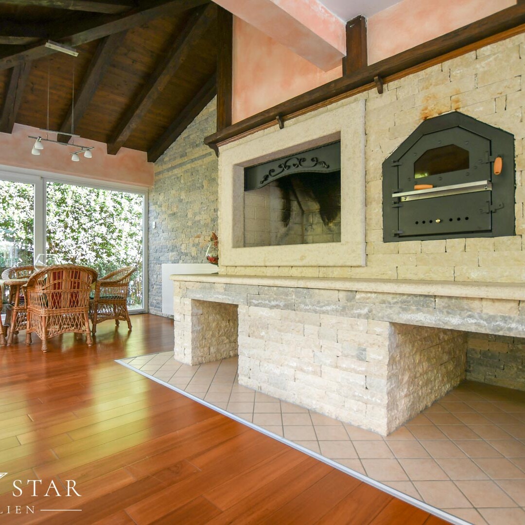 Haus mit Pool und Meerblick im Zentrum von Porec zu verkaufen Holzofen