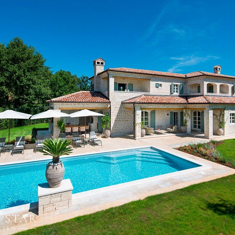 Luxusvilla Nevia mit Pool in Istrien Kanfanar kaufen Rasen Pool