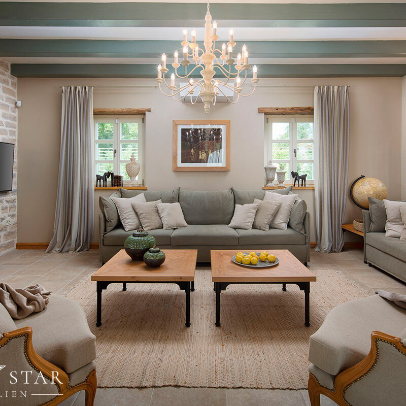 Luxusvilla Nevia mit Pool in Istrien Kanfanar kaufen Wohnzimmer mit Kamin