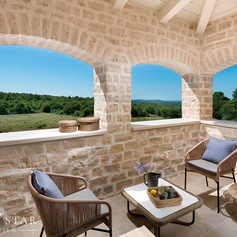 Luxusvilla Nevia mit Pool in Istrien Kanfanar kaufen Balkon 1