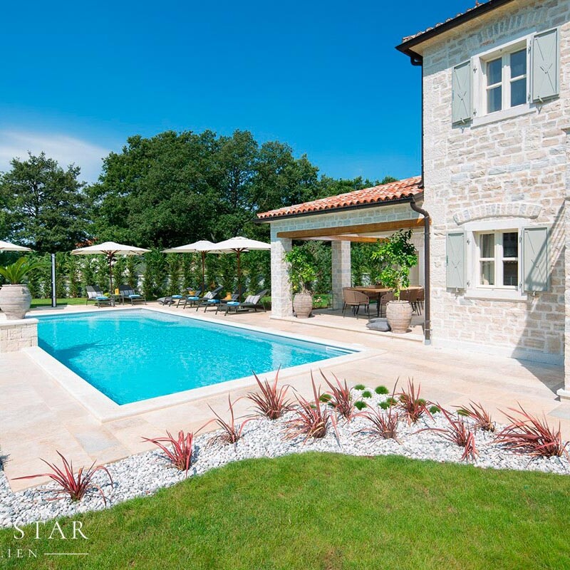 Luxusvilla mit Pool Istrien kaufen Garten bei Tag 1