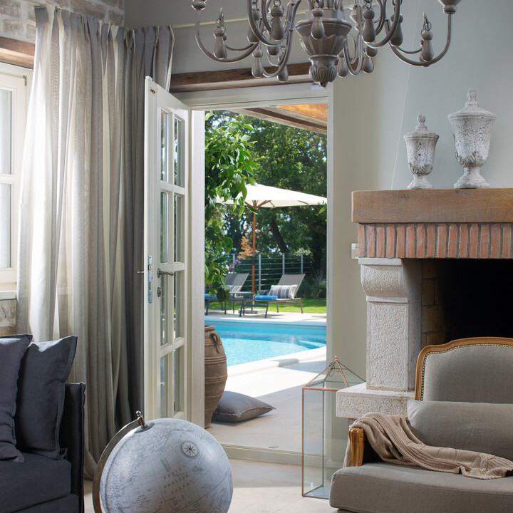 Luxusvilla mit Pool Istrien kaufen Wohnzimmer Kamin