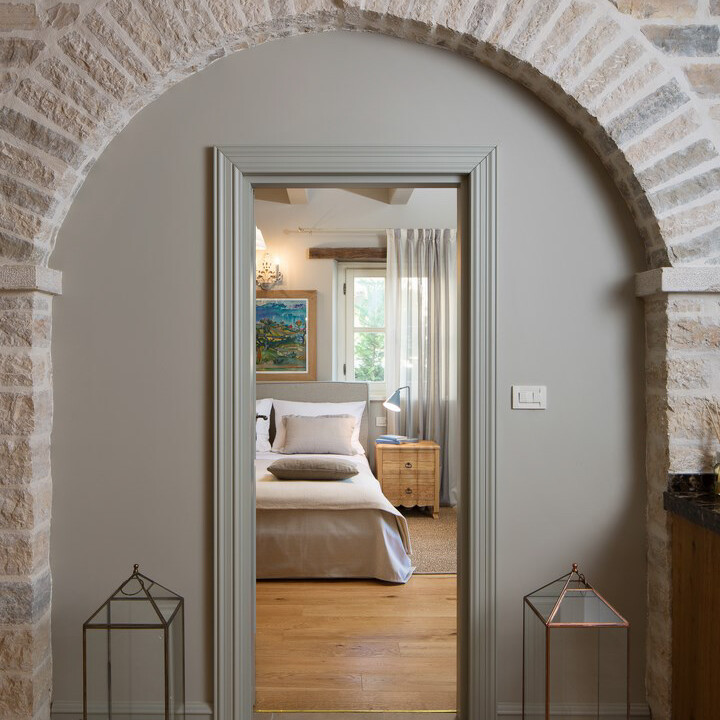 Luxusvilla mit Pool Istrien kaufen Durchgang Steinbogen