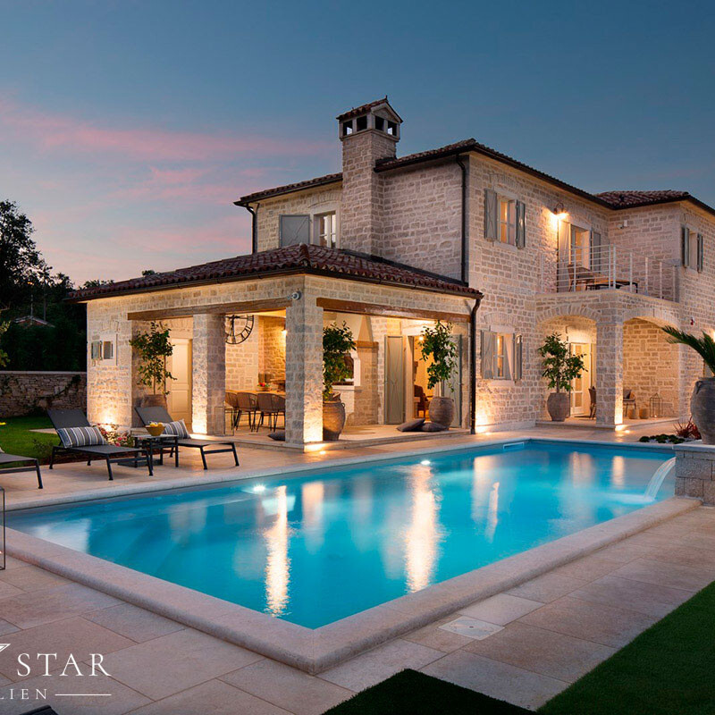 Luxusvilla mit Pool Istrien kaufen Pool Ansicht bei Nacht