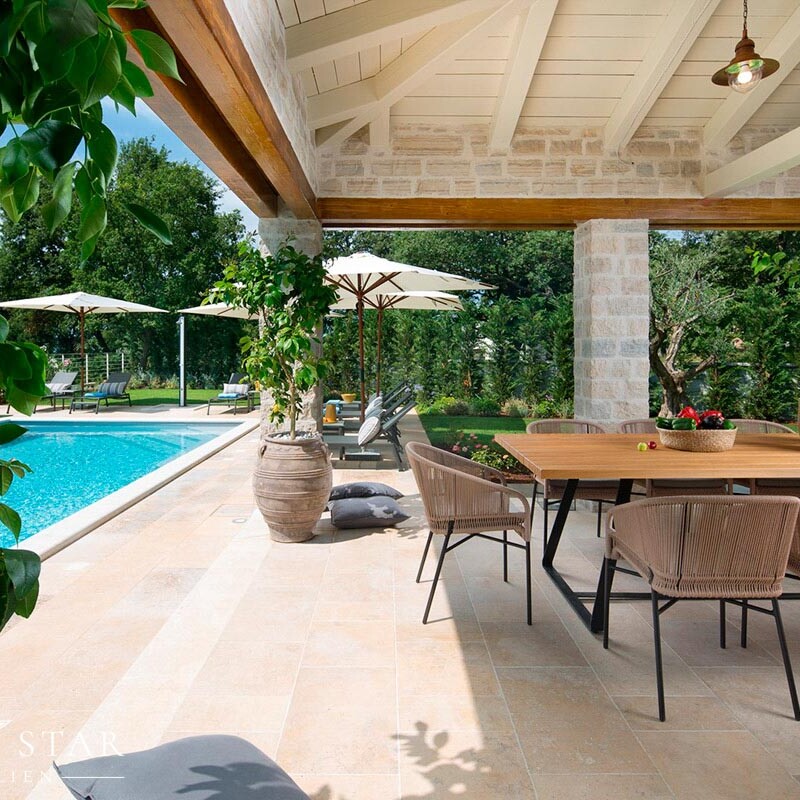 Luxusvilla mit Pool Istrien kaufen Terrassen Ansicht